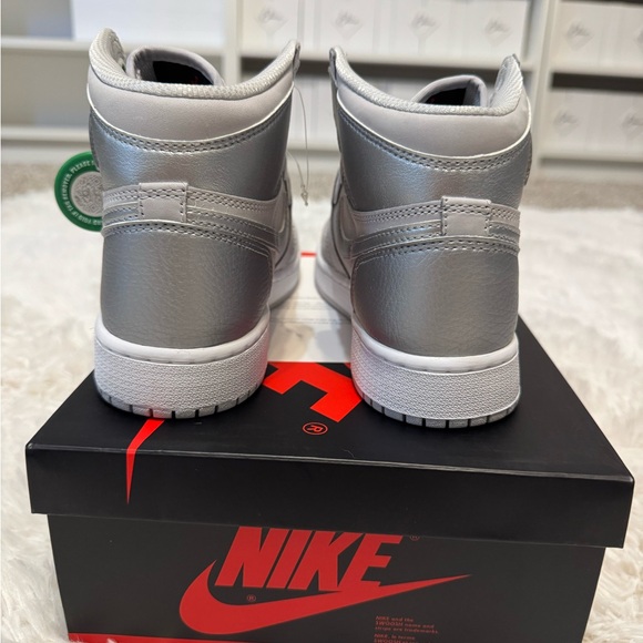 Nike Air Jordan 1 Retro High OG GS “Tokyo” Metallic Silver 575441 029 Size 5Y - Picture 2 of 9